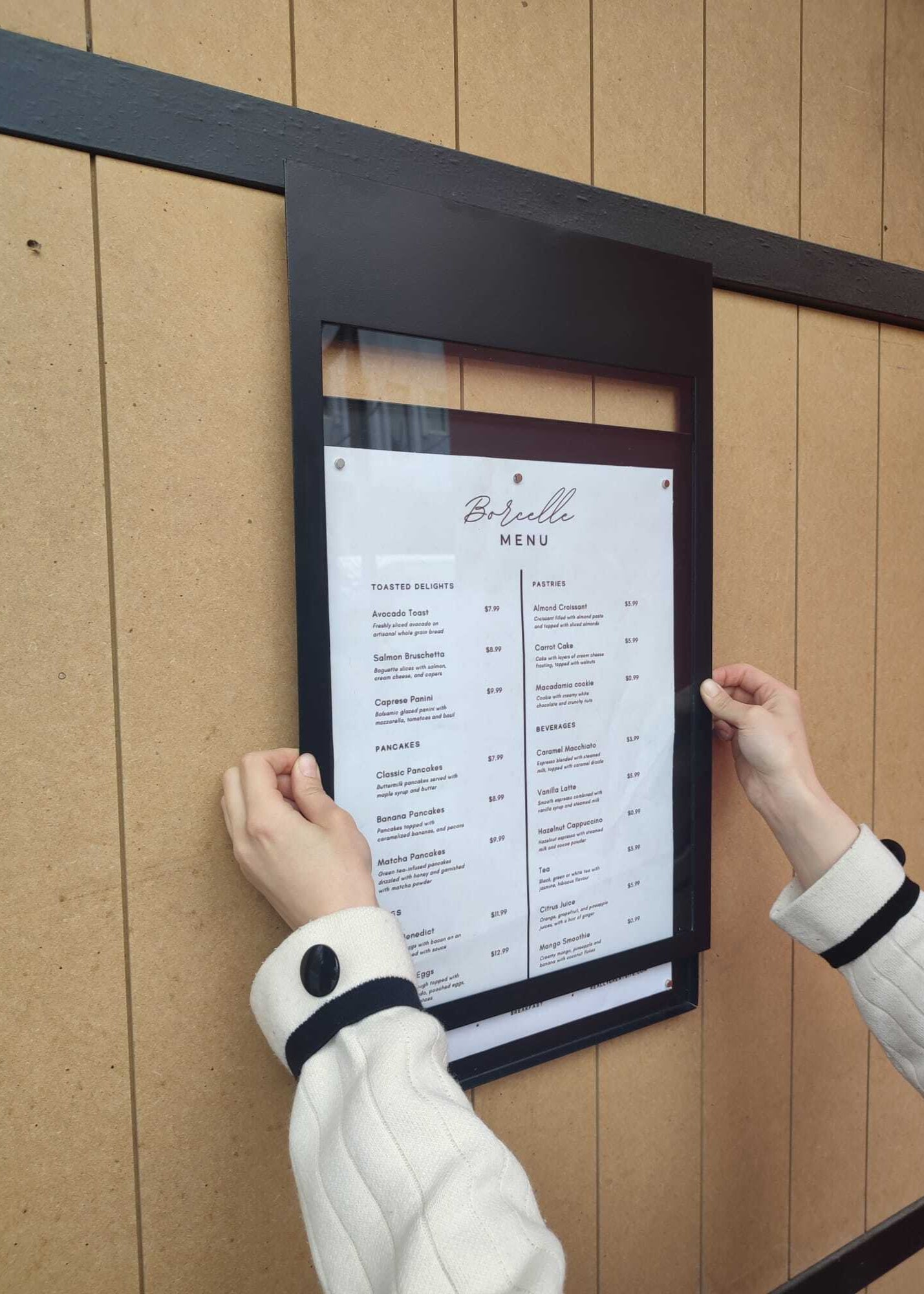 Otel lobisinde etkinlik duyuruları ve hizmet listeleri için kullanılan korumalı ön kapaklı menü kutusu.