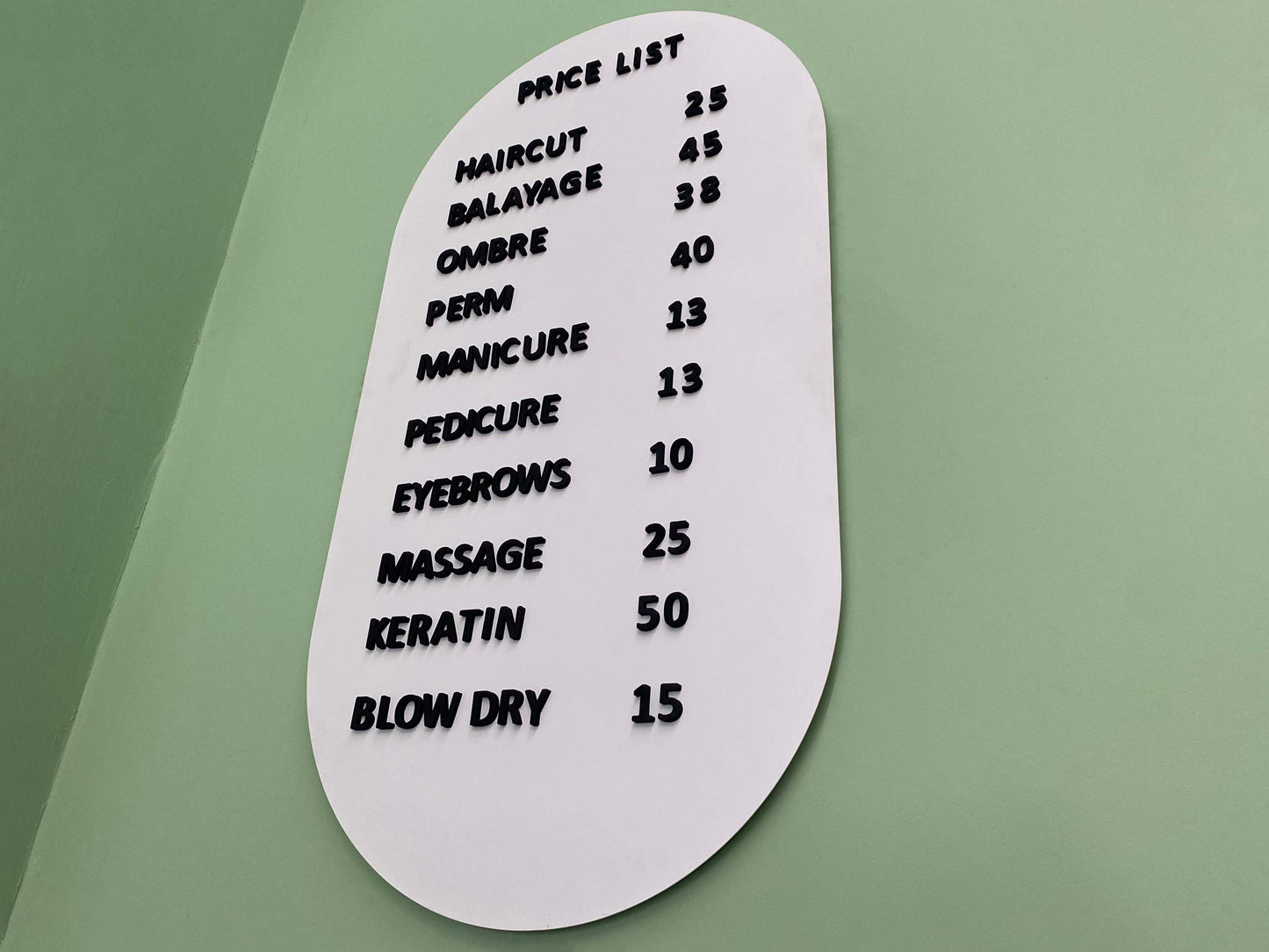 Otellerde duyuruların profesyonel bir şekilde sunulmasını sağlayan fiyat panosu.