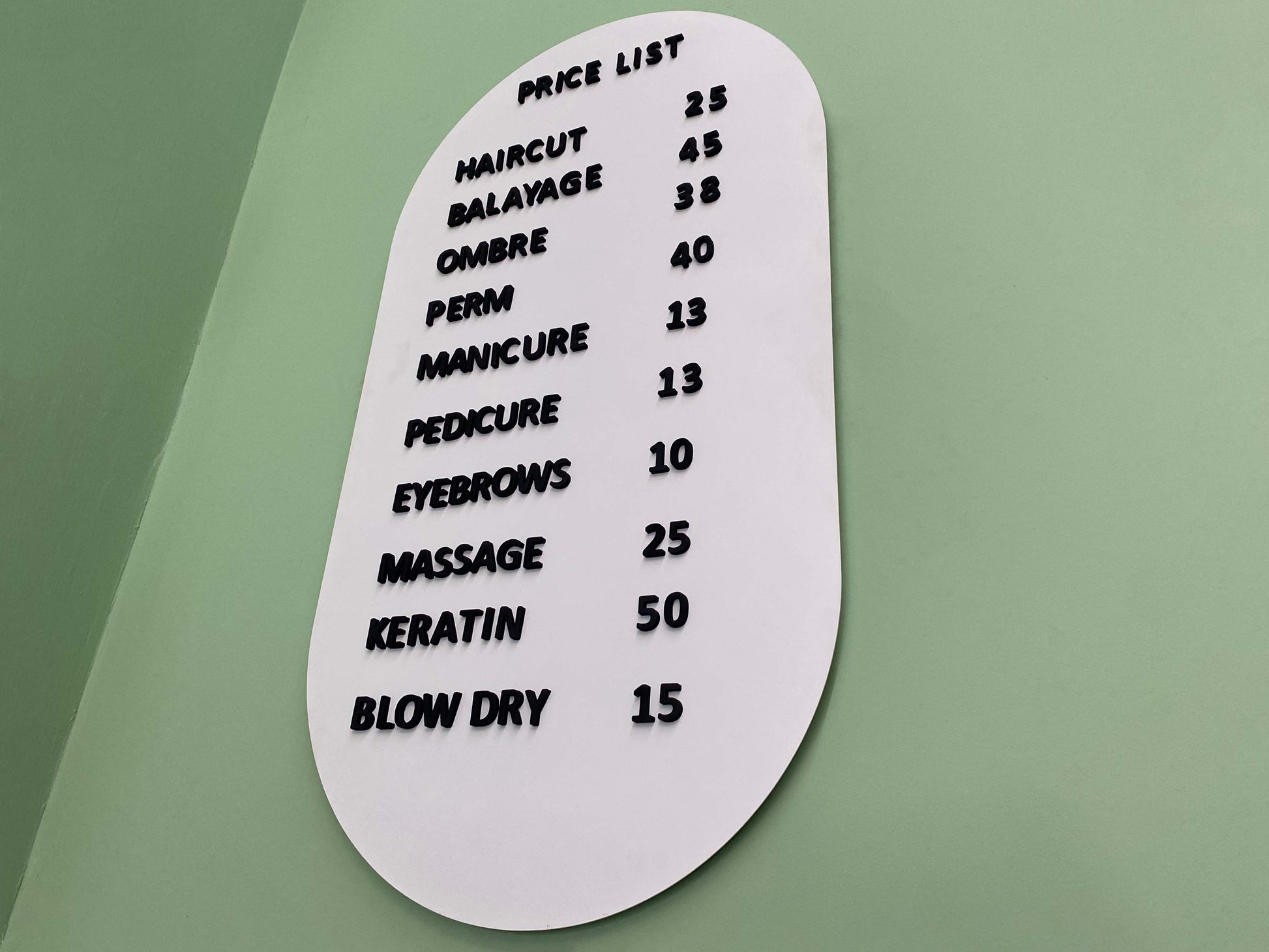 Otellerde duyuruların profesyonel bir şekilde sunulmasını sağlayan fiyat panosu.