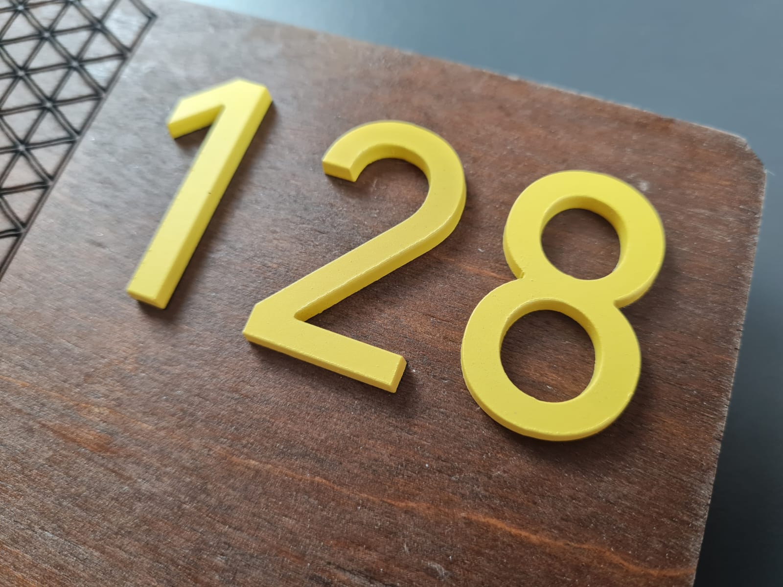 Otel kullanımına uygun kabartma rakamlı ahşap oda numarası