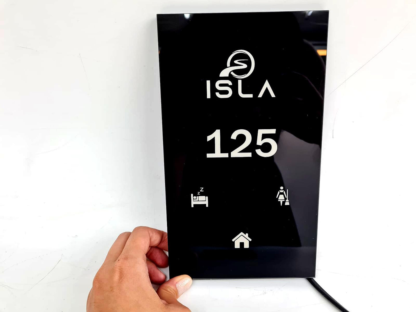 Otel odaları için uyarı göstergeli akıllı panel sistemi