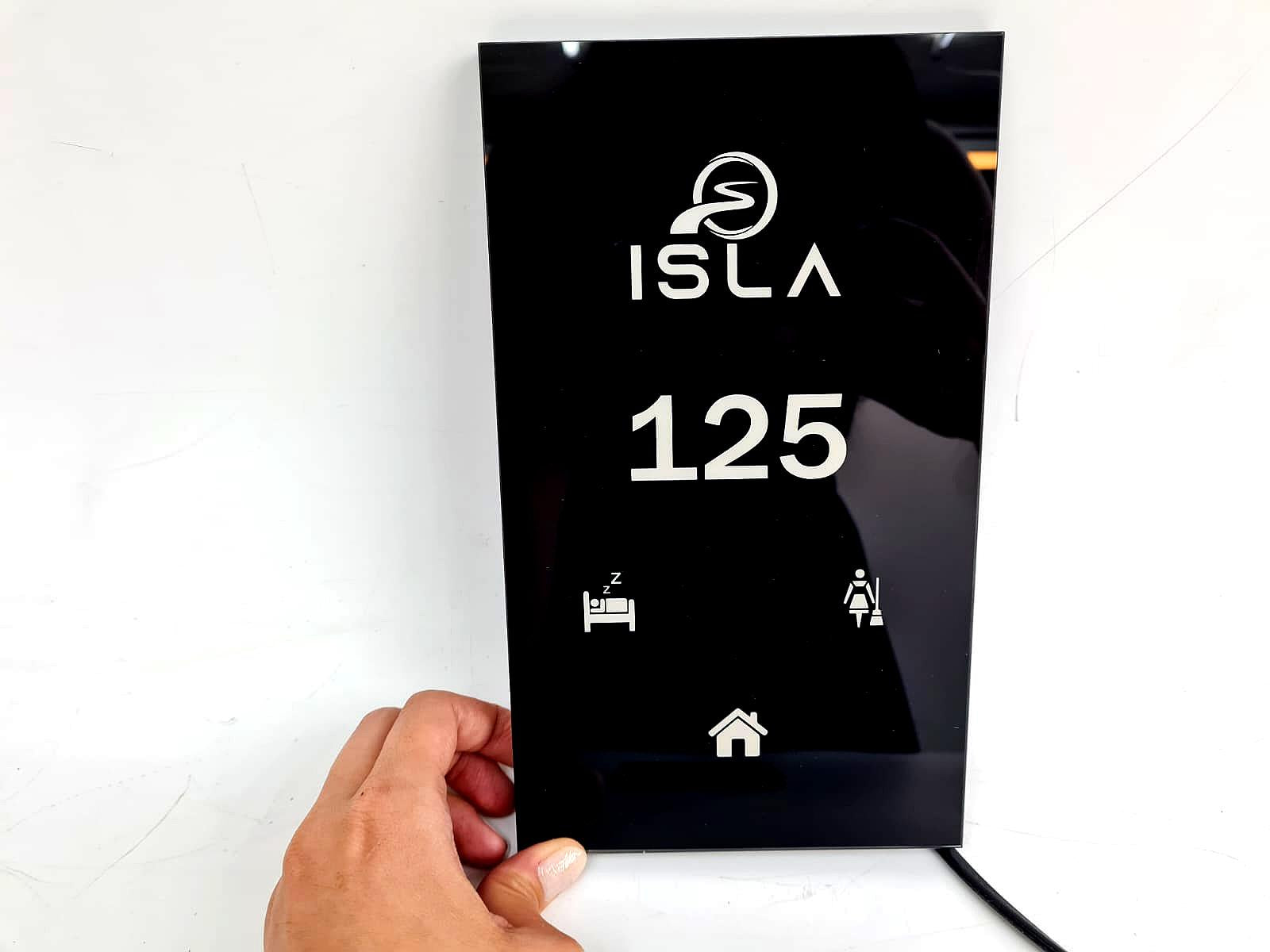 Otel odaları için uyarı göstergeli akıllı panel sistemi