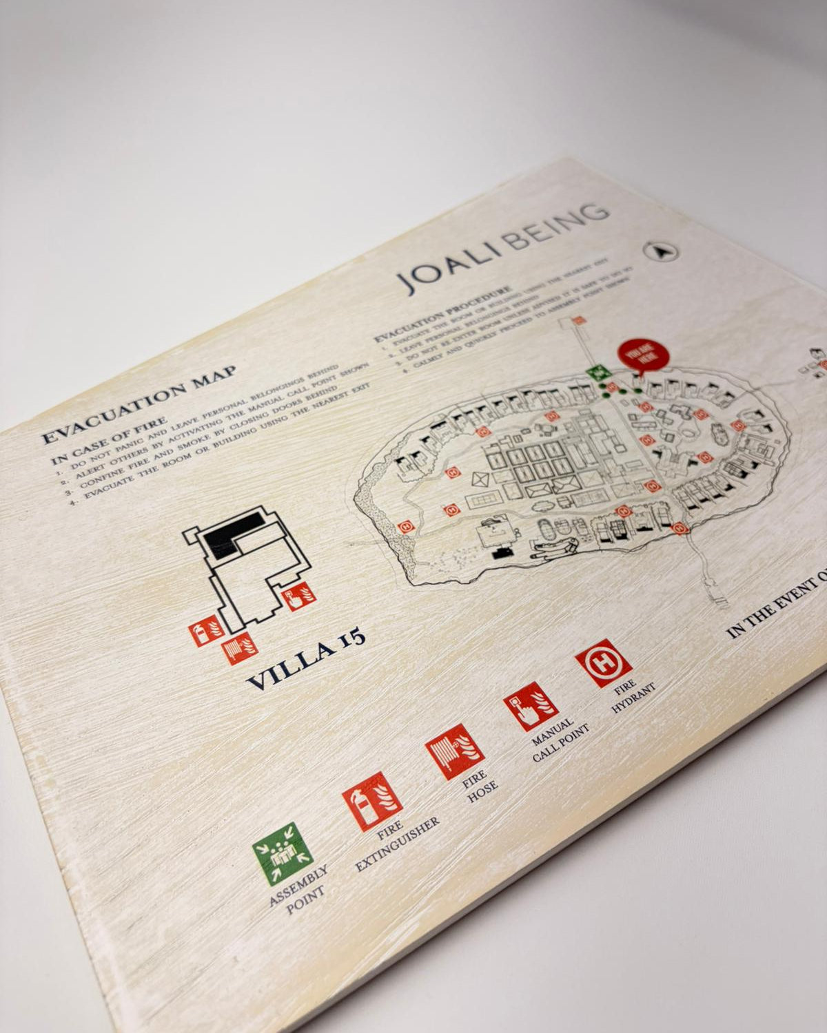 Yangın ekipmanları ve yönlendirme ikonları bulunan otel odası planı