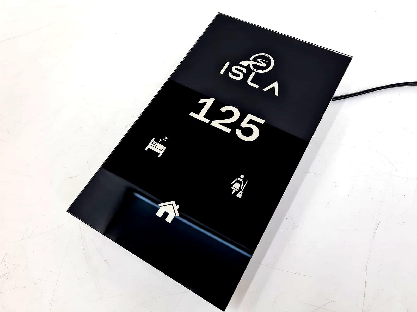 Modern otel teknolojisi – kişiselleştirilebilir oda numarası paneli