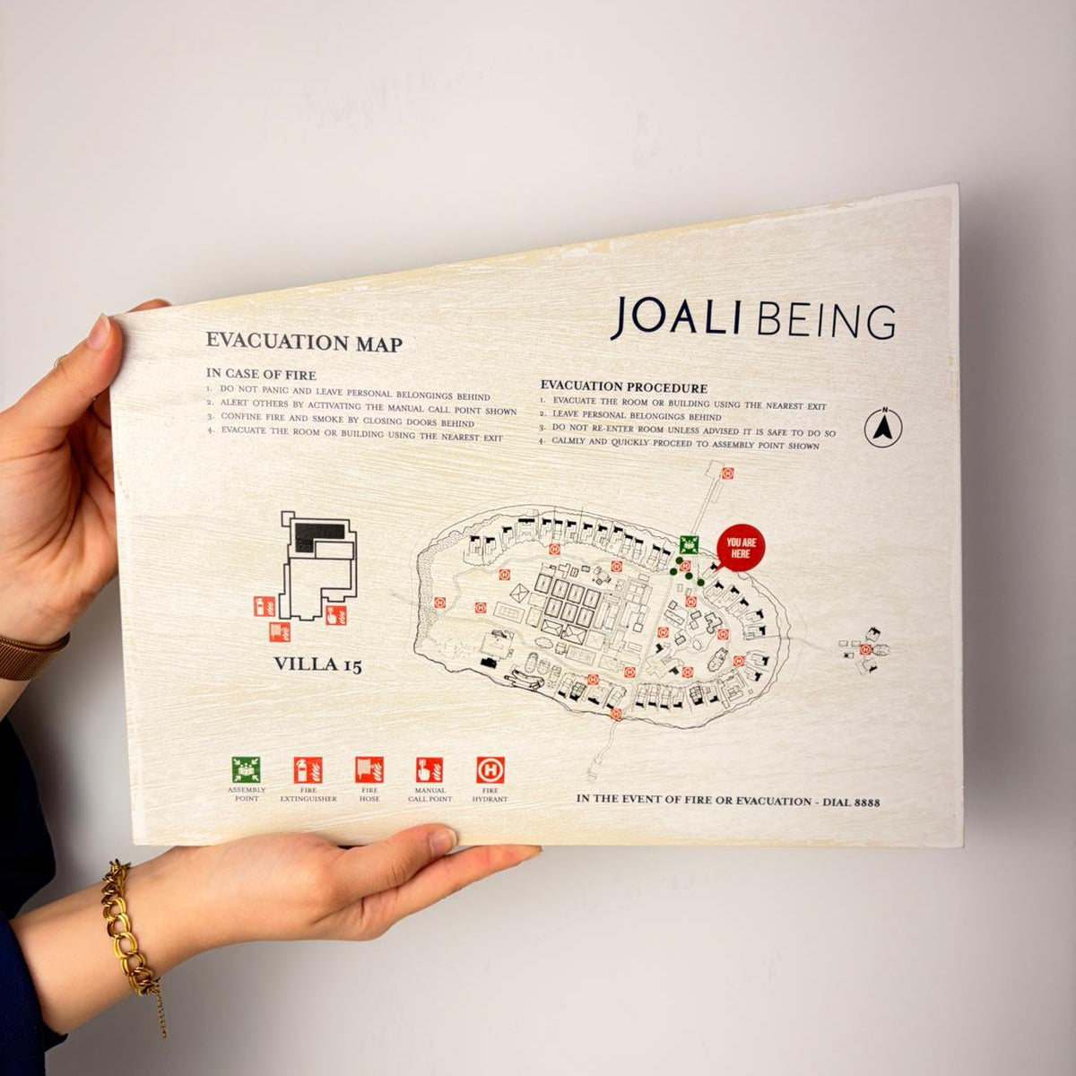 Otel odası kapı arkasına monte edilen yangın kaçış planı tabelası