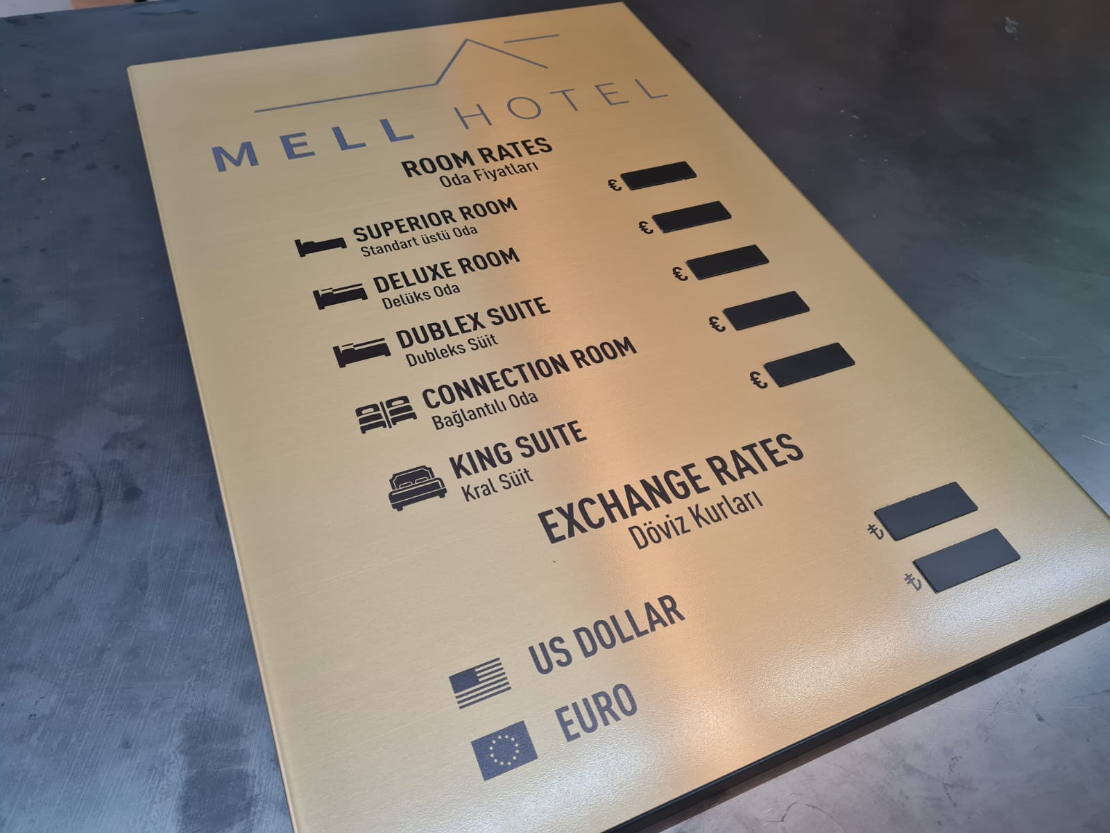 Otel resepsiyon alanında kullanılan döviz ve oda fiyatlarını gösteren pano