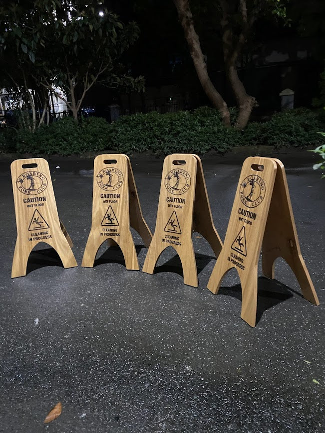 İsteğe göre özelleştirilen baskılı ahşap uyarı tabelası.