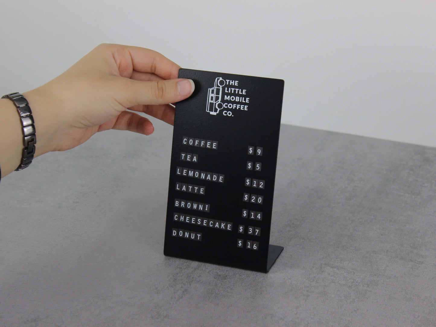 Stand üzerinde fiyat etiketi örneği.Logo baskılı kişiselleştirilmiş metal pano.


