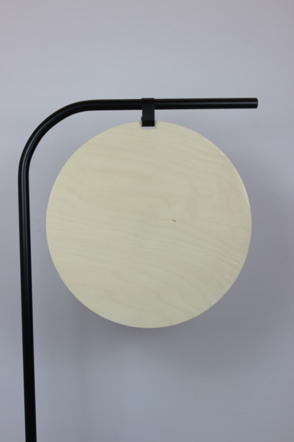 Kurumsal kimliğe uygun özel renkli tabela.