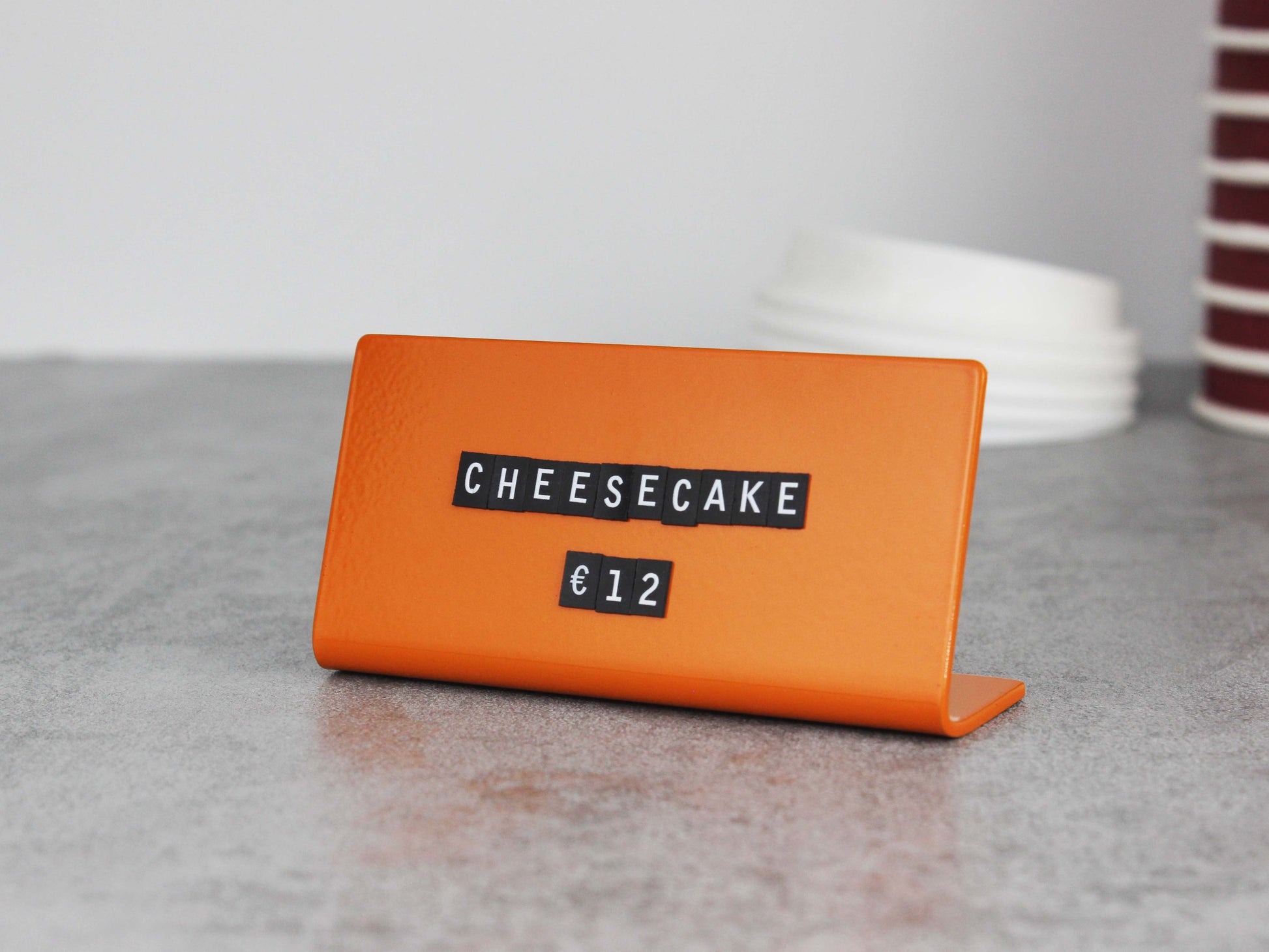 Özel boyalı özel renkte metal etiket standı.

