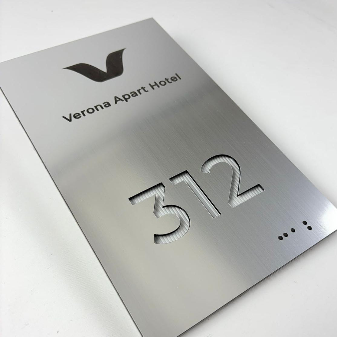 Lazer kazıma logo uygulamalı paslanmaz çelik LED ışıklı oda numarası tabelası