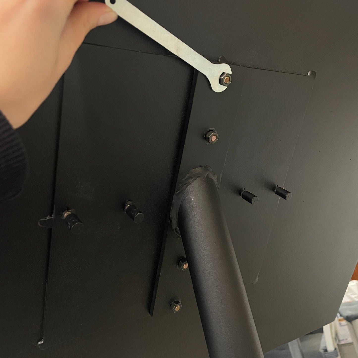 Arkasındaki özel mekanizma ile farklı açılarda kullanım sağlayan dayanıklı pano.