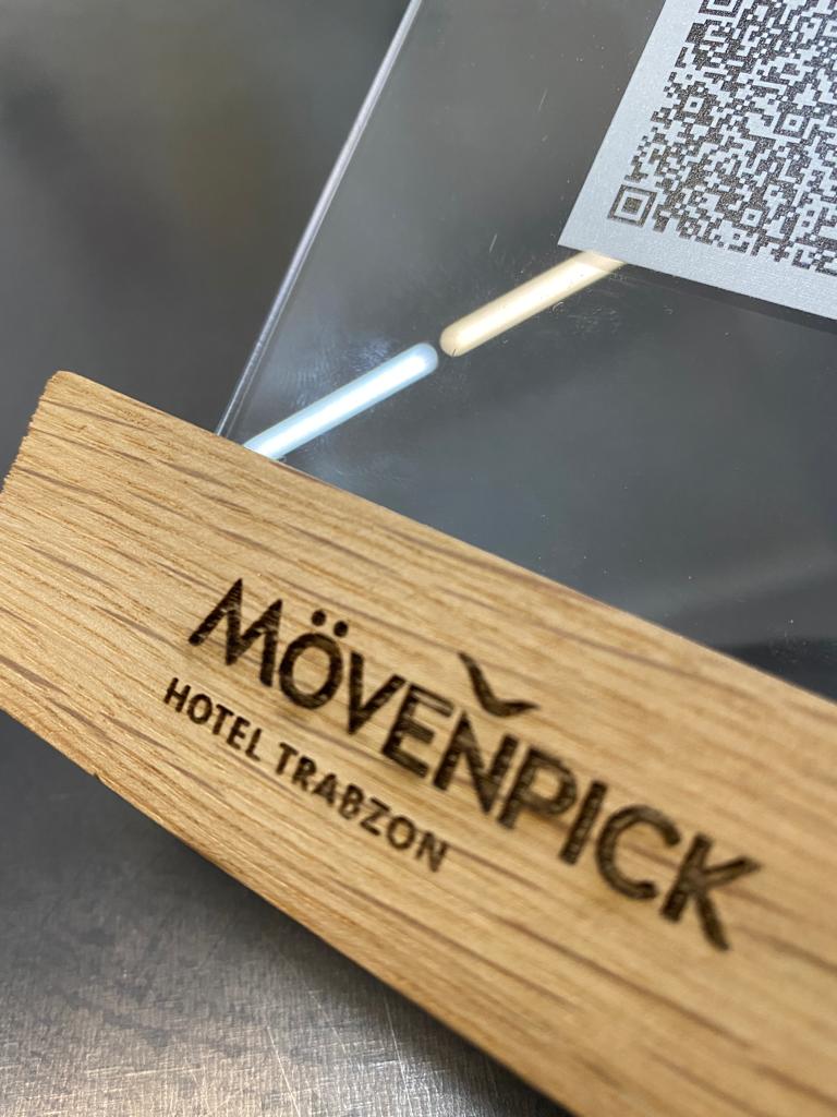 Lazer islemeli ahsap ayak uzerine ozellesmis qr menu