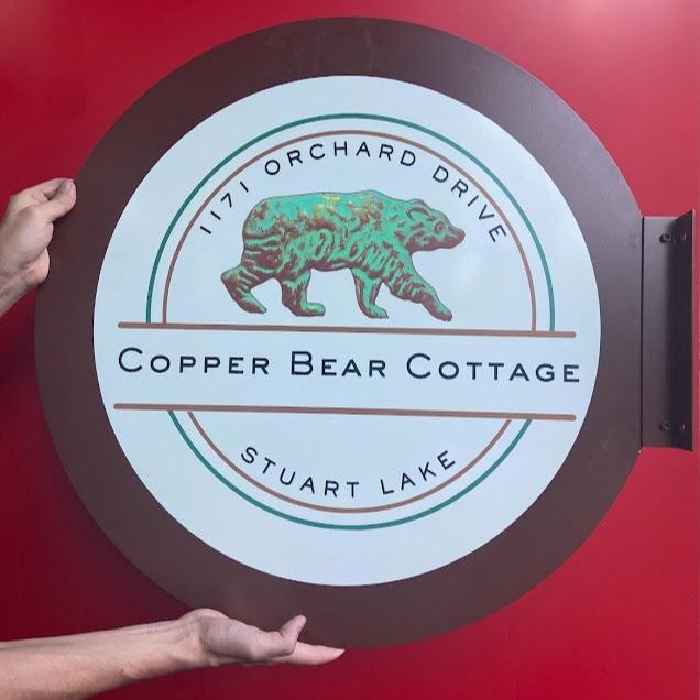 İşletmeye özel renk seçenekleri sunulan yuvarlak metal tabela.