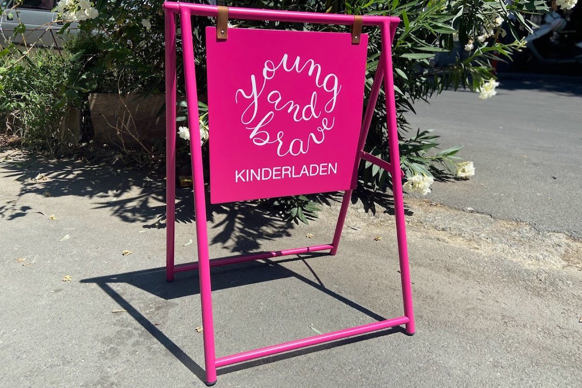 Metal ayaklı stand formunda dış mekan tabelası yan cepheden.