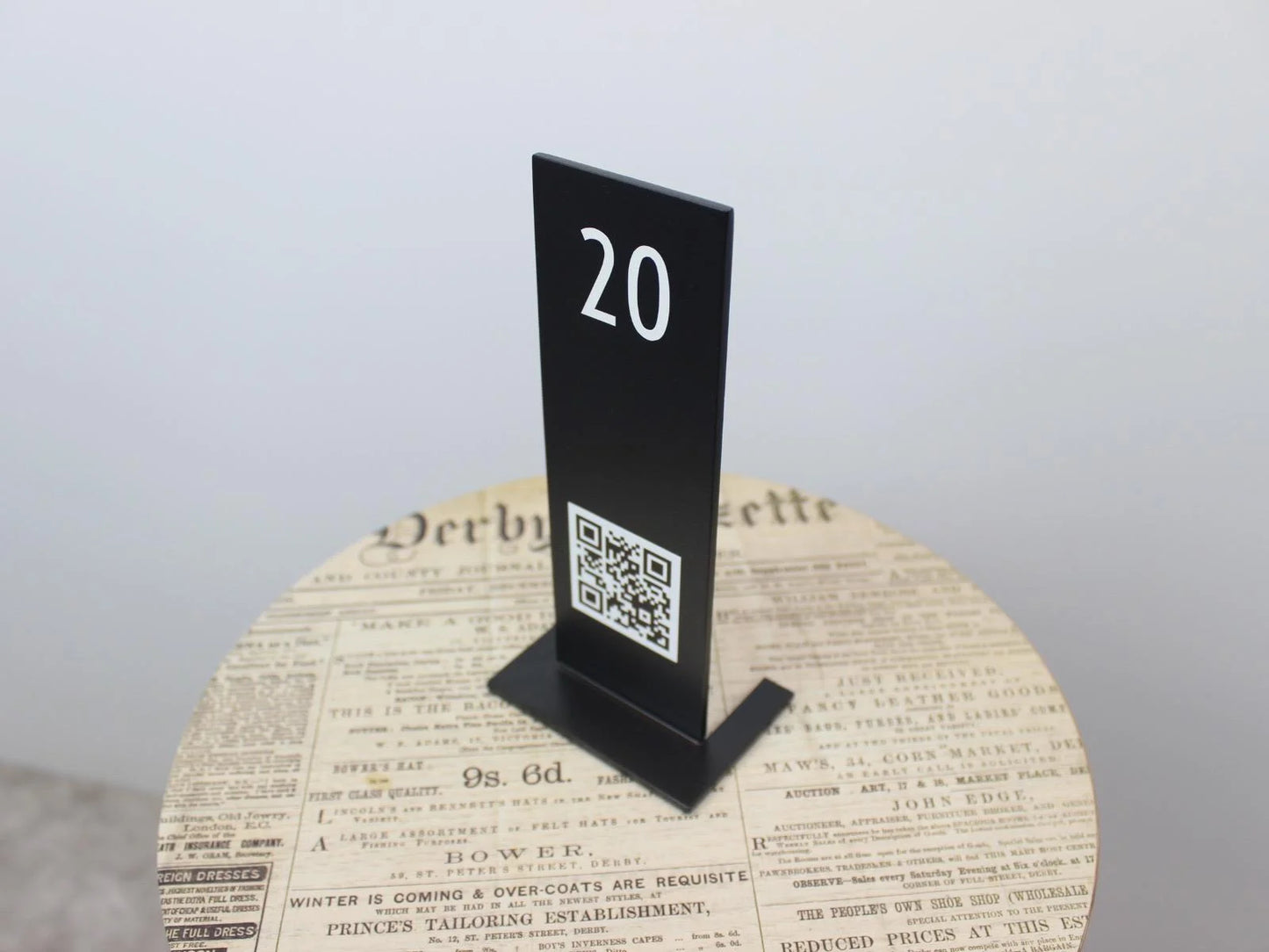 İşletmeye özel renge boyanabilen, logo baskılı QR menü standı örneği.