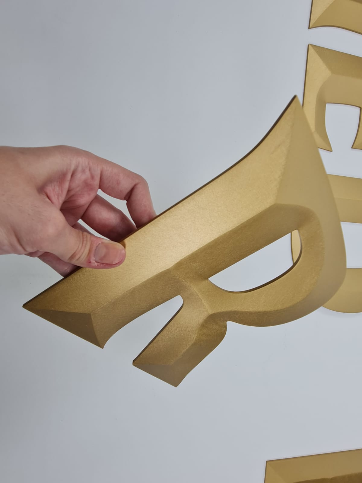 Özel tasarım 3D harf duvar yazısı uygulaması