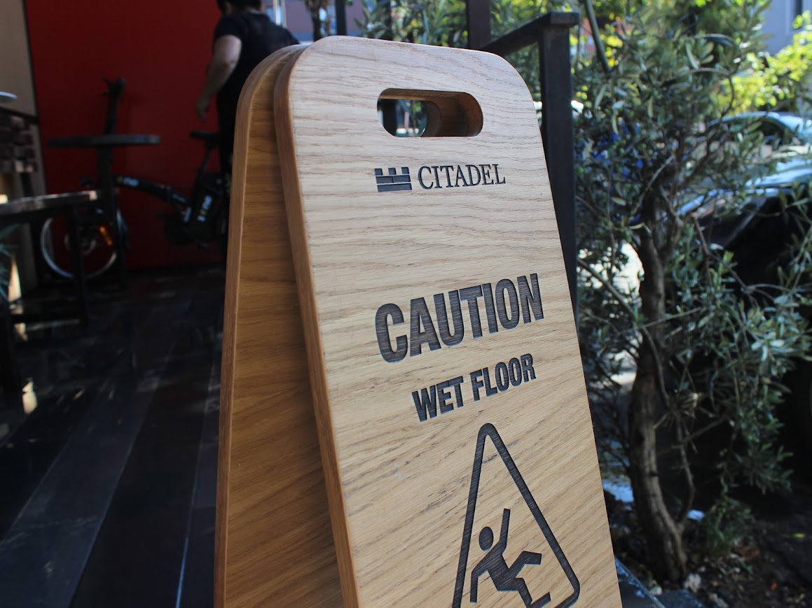 Lazer oyma ile özelleştirilmiş ahşap uyarı tabelası.