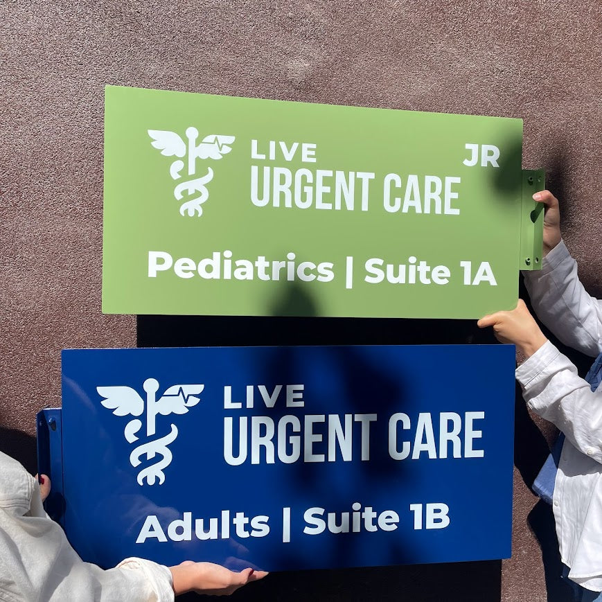 Müşteri rengine göre özel olarak boyanmış dikdörtgen metal tabela.