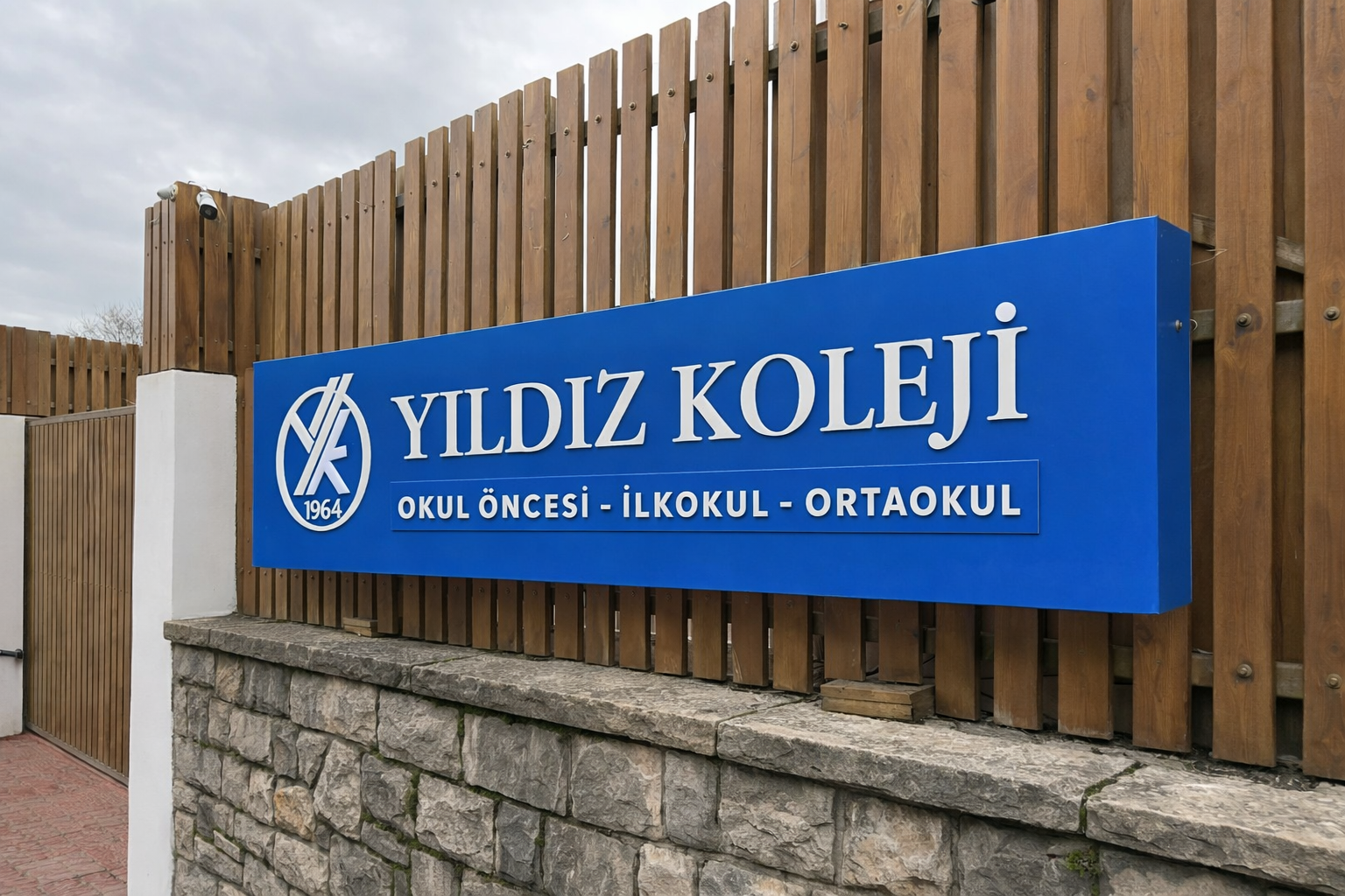 Özelleştirilebilir kabartma harf ve logolu giriş tabelası.