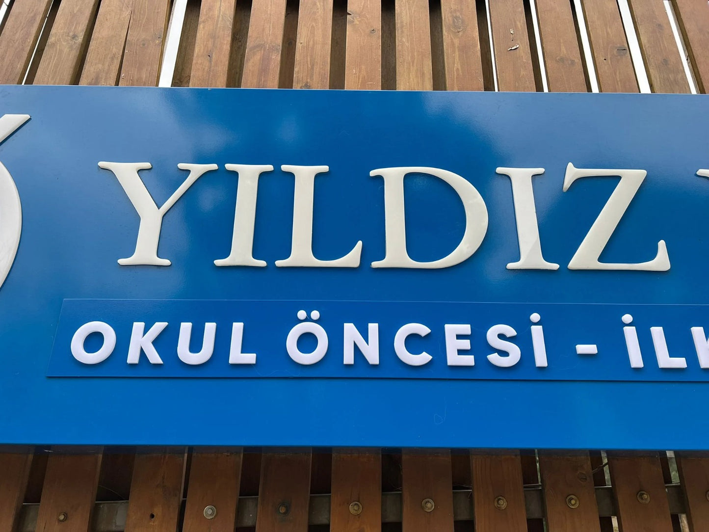 İstenilen RAL kodunda boyanabilen özel üretim giriş tabelası, kabartma harfli ve ışıklı sistem.