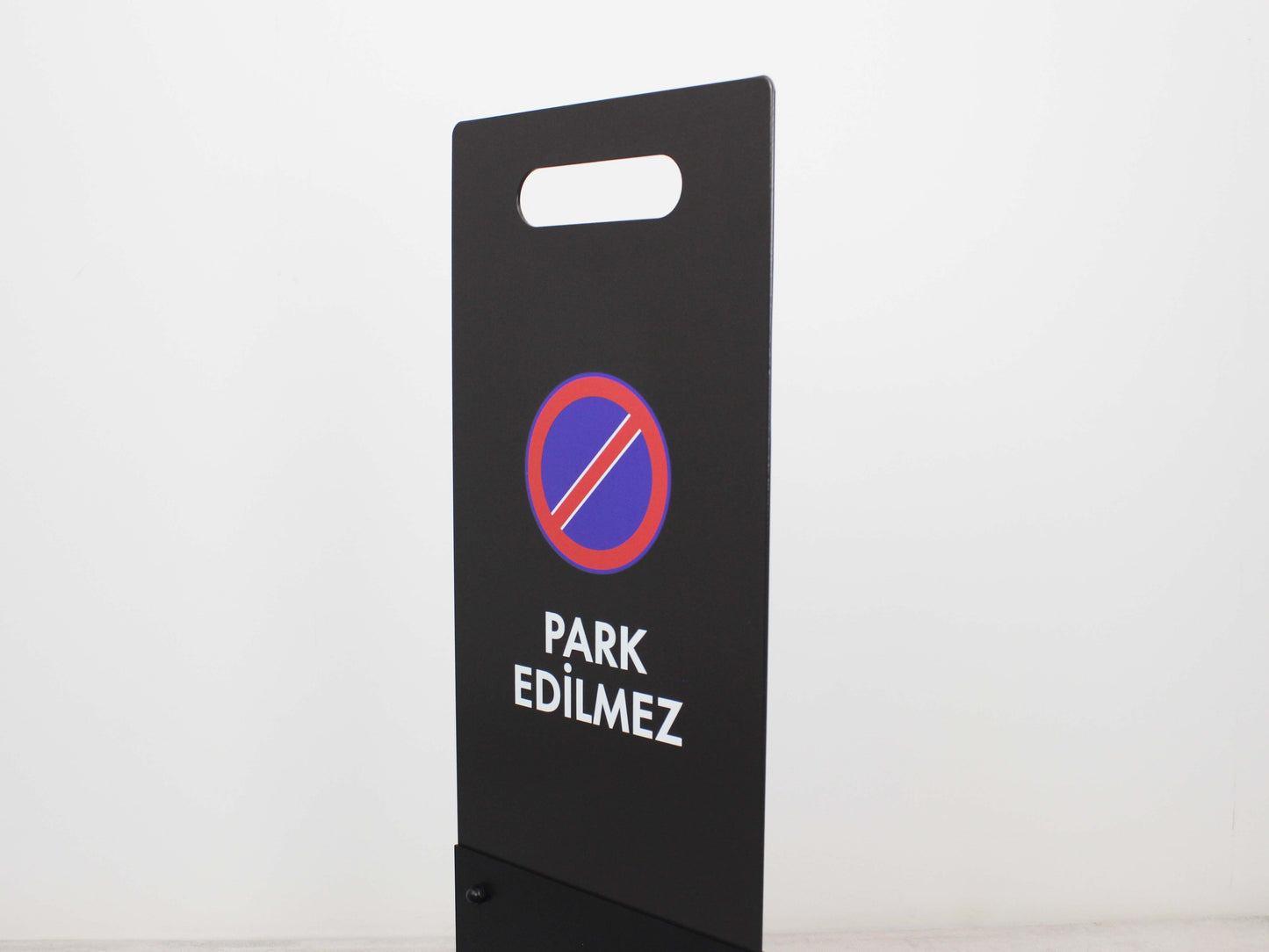 Siparişe özel yazı veya logo baskısı yapılabilen park edilmez tabelası.