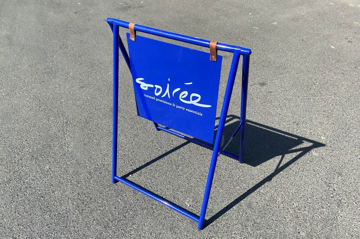 İşletmeye özel tasarım ve renk seçeneklerini gösteren tabela.