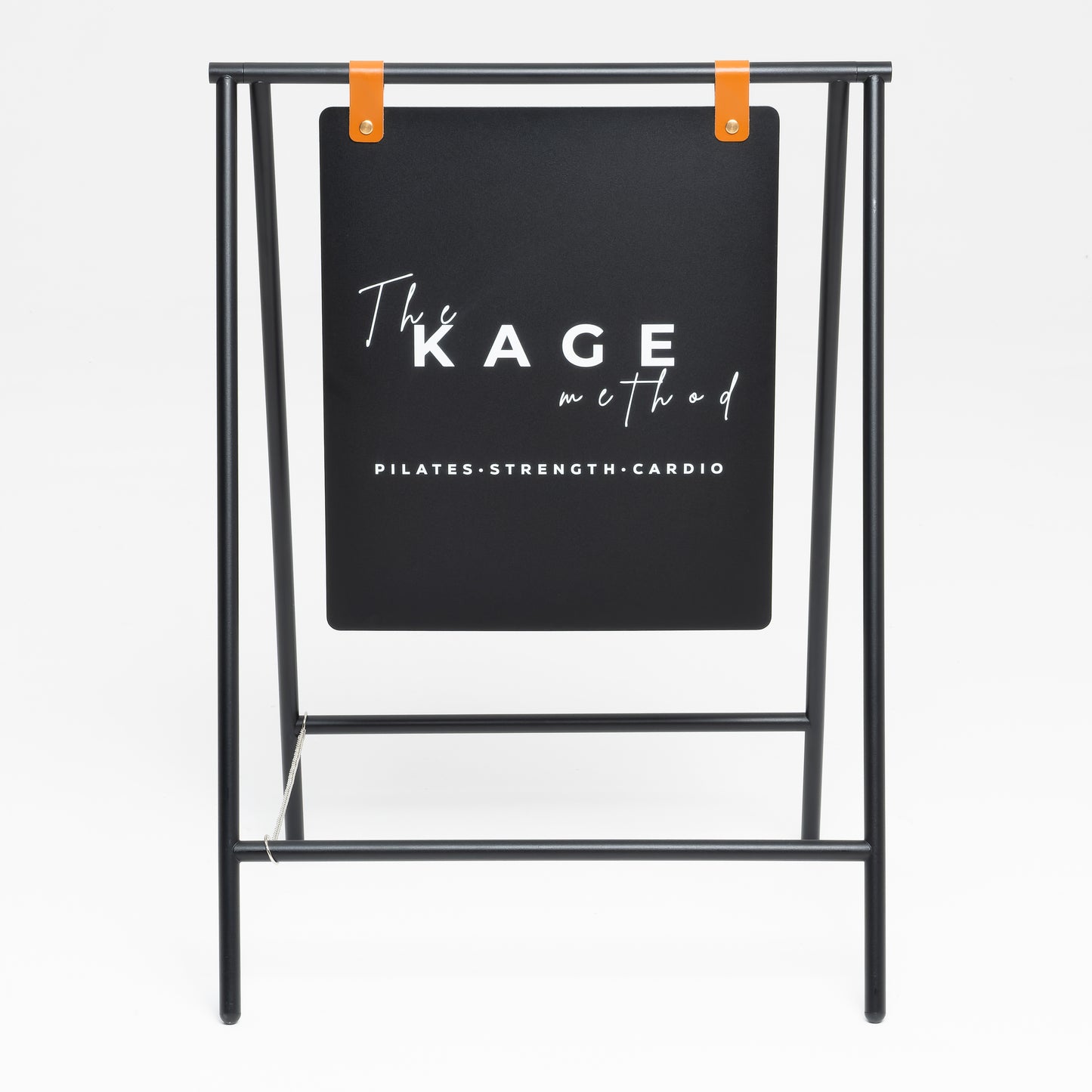 Logo ve içerik eklenebilen özelleştirilebilir kaldırım standı.