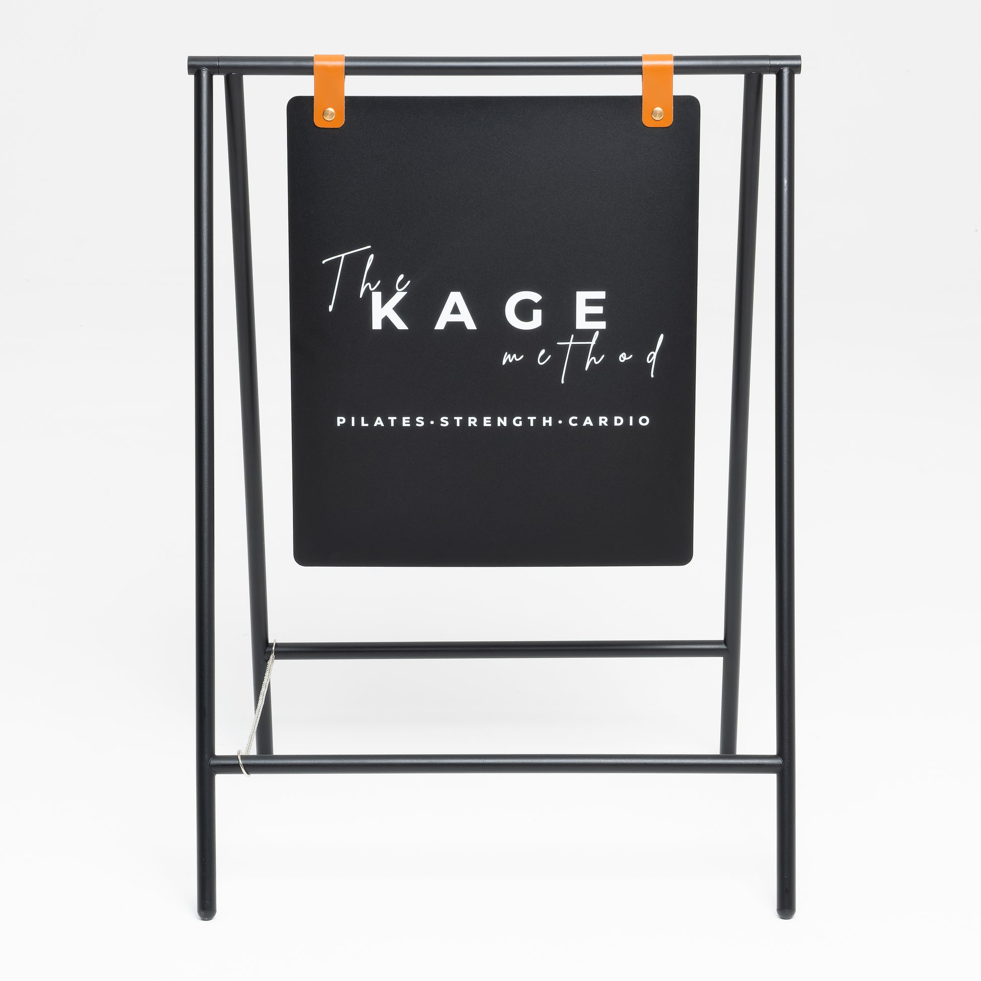 Logo ve içerik eklenebilen özelleştirilebilir kaldırım standı.