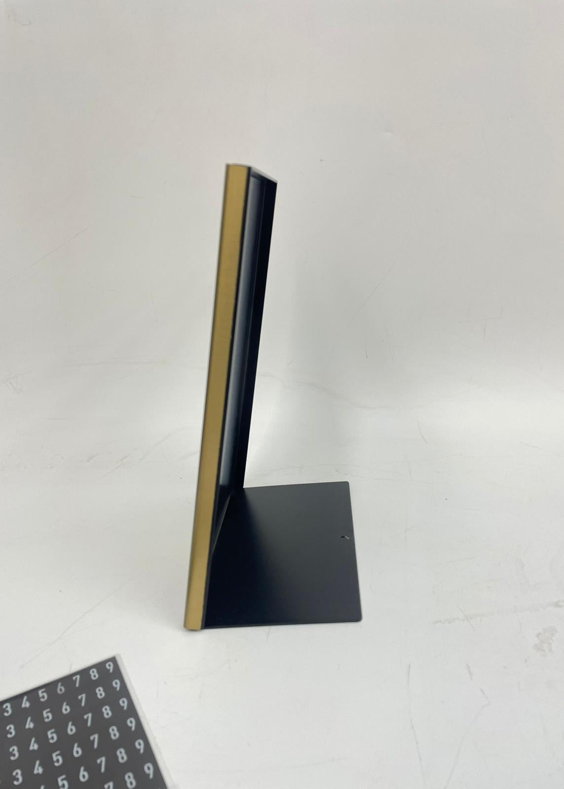 İşletmelere özel, logo ve içerik baskı yapılabilen masaüstü fiyat panosu.