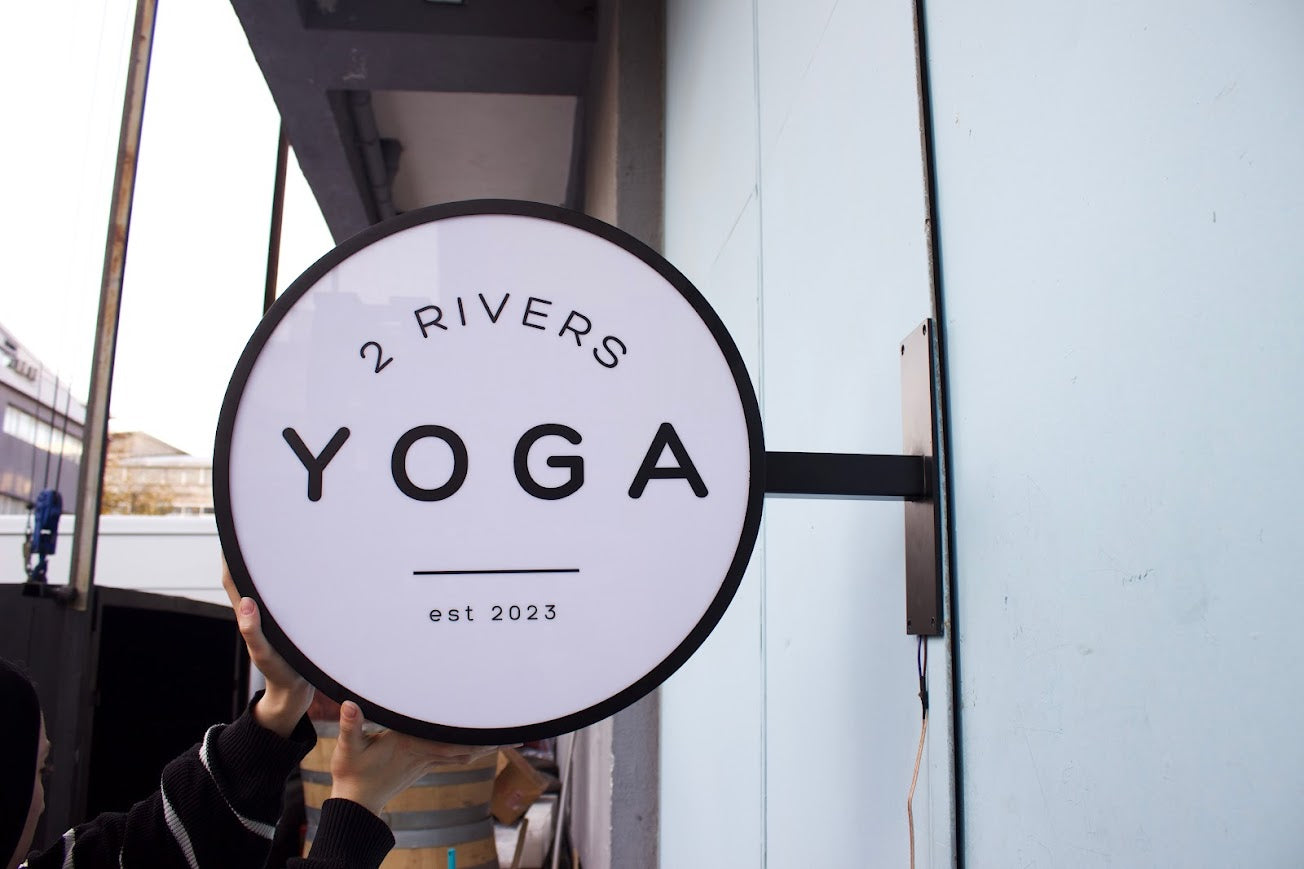 Logo ve renk seçenekleriyle özelleştirilebilir dış cephe tabelası.