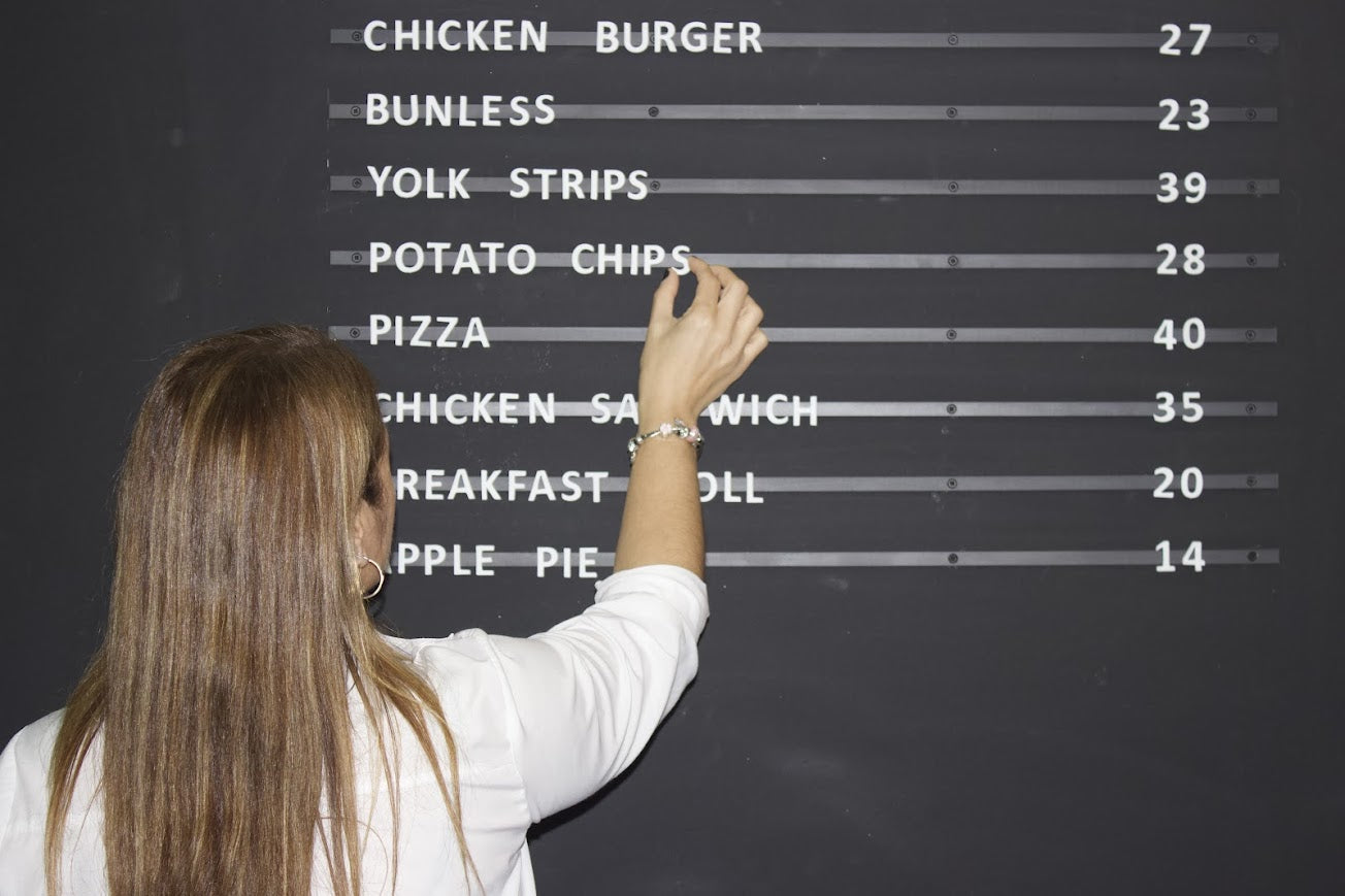 Butik mağazalar için özelleştirilebilir metal pano.