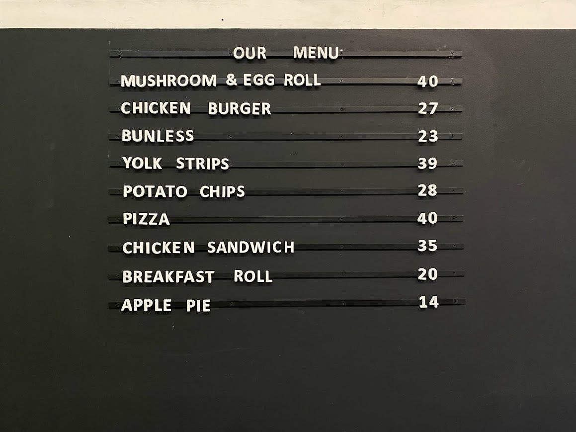 Butik mağazalar için özelleştirilebilir metal pano.