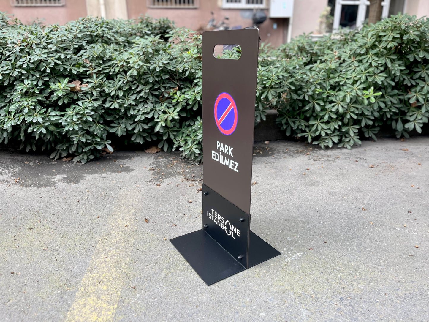 Park edilmez yazılı metal uyarı levhası, otopark girişleri için dayanıklı tabela modeli.