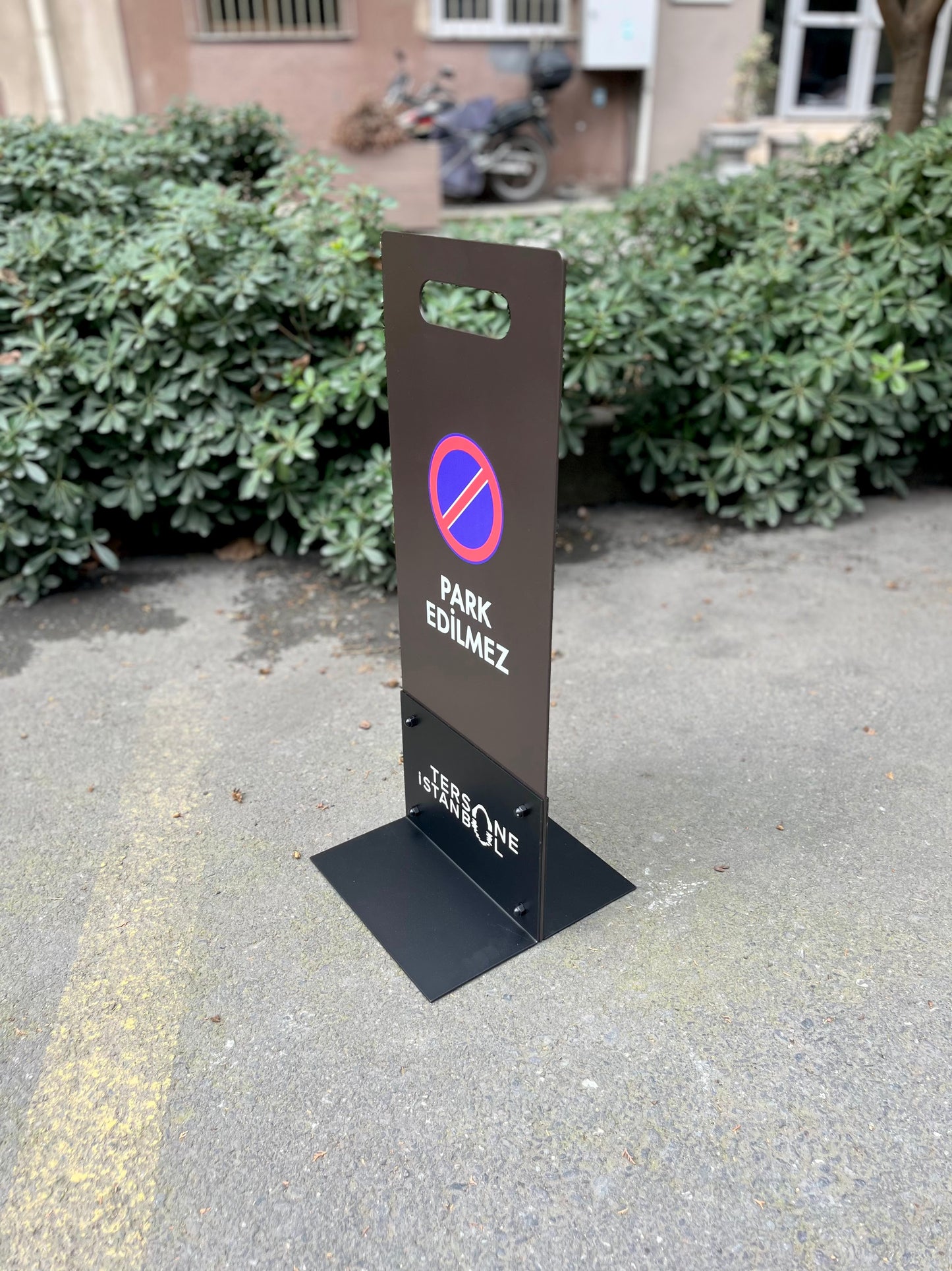 Park yasak uyarısı içeren dış mekan metal tabela, dayanıklı boyalı yüzey.