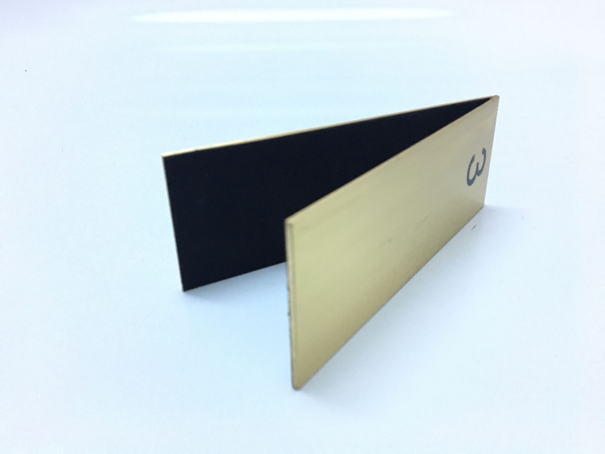 Parlak yüzeyli metal masa etiketi