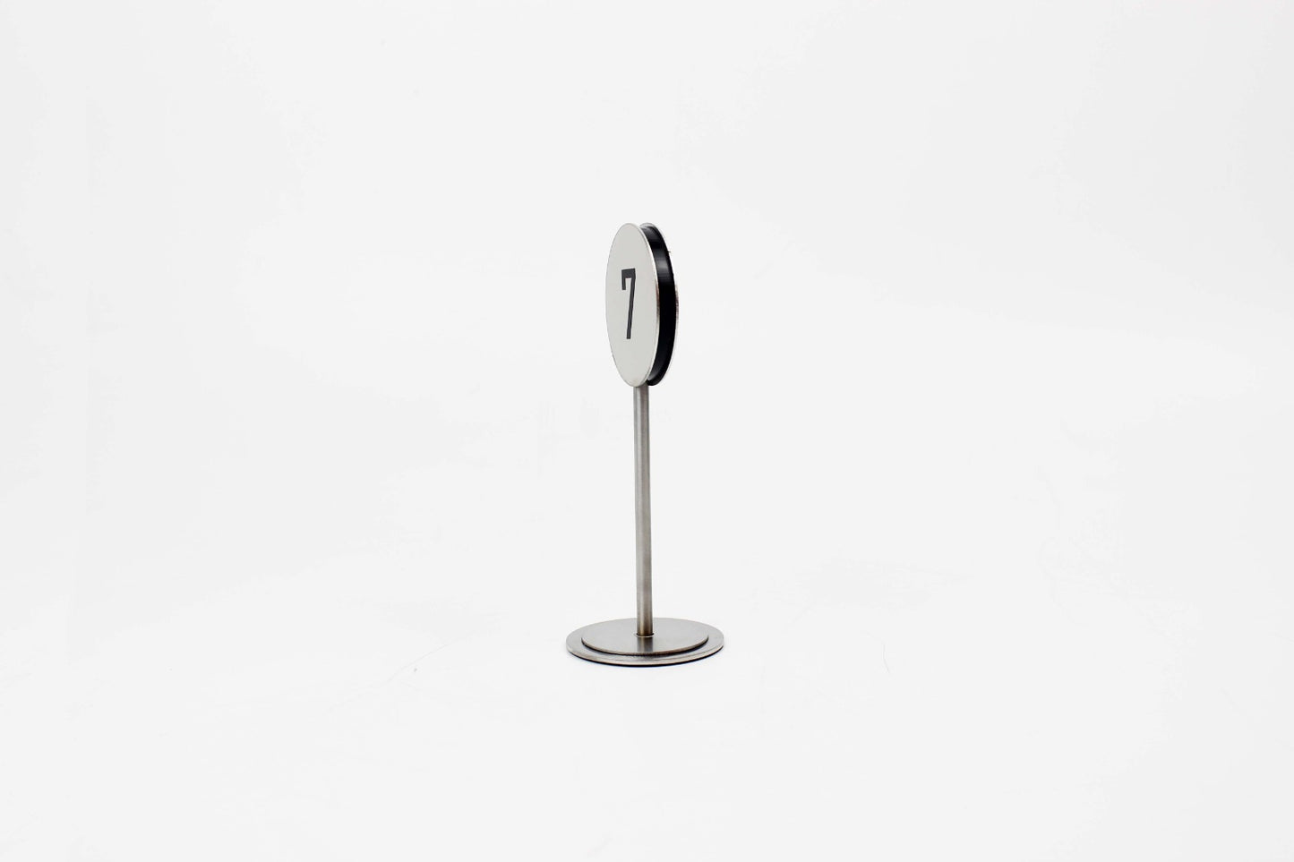 Paslanmaz çelik malzemeden üretilmiş masa etiketi.