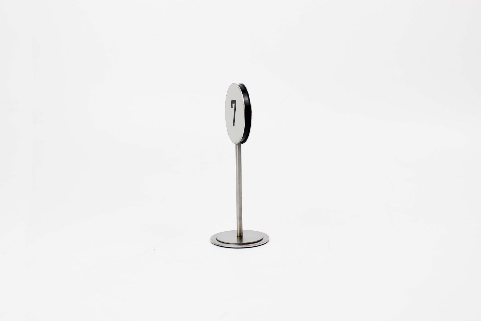 Paslanmaz çelik malzemeden üretilmiş masa etiketi.