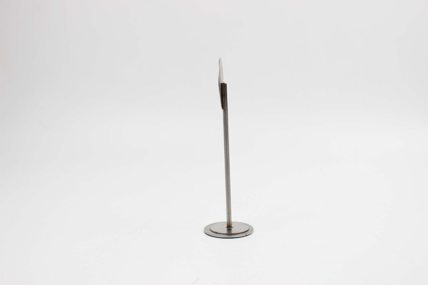 Paslanmaz çelikten üretilmiş masa numara etiketi.