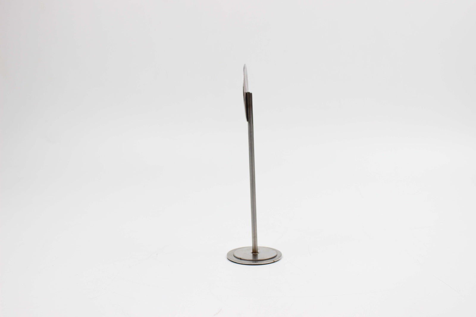 Paslanmaz çelikten üretilmiş masa numara etiketi.