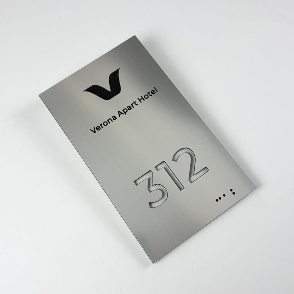 Duvara monte edilen paslanmaz çelik LED ışıklı oda numarası tabelası krom görünümlü model