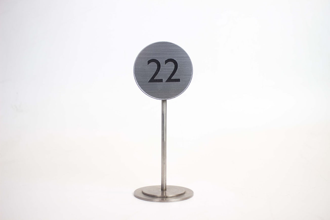 Bant zımparalı yüzeye sahip paslanmaz metal masa numaratörü.