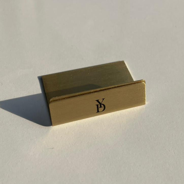 Düzenli sunum için pirinç isimlik örneği