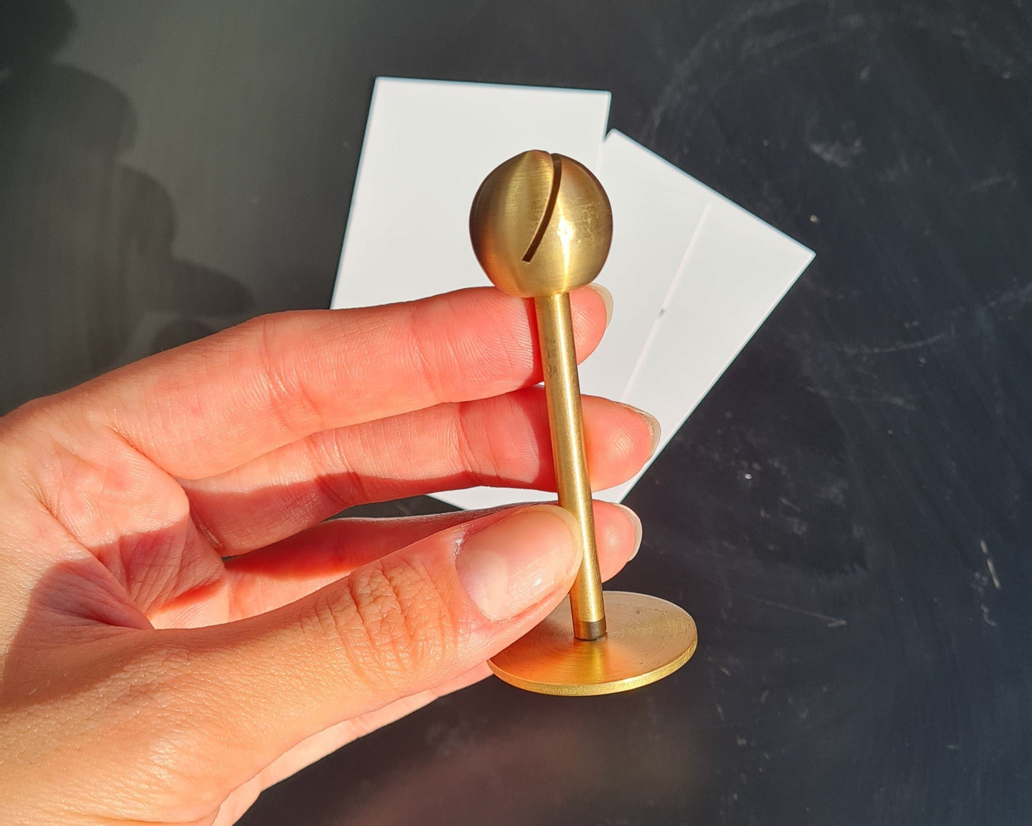 Gerçek pirinç isimlik, açık büfe alanında tatlı isimleri için kullanılıyor.