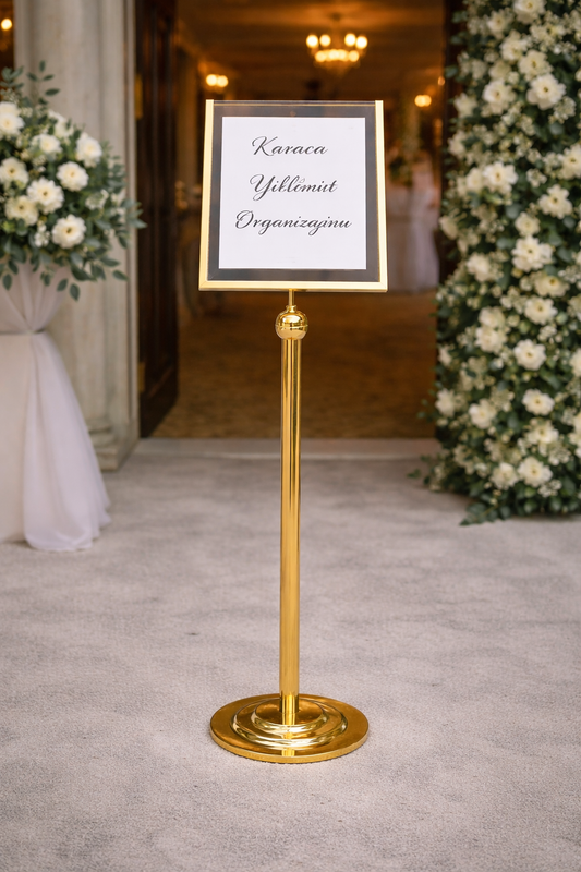 Pirinç kaplama ayaklı menü standının genel görünümü, restoran ve otel girişlerinde kullanım için şık pano