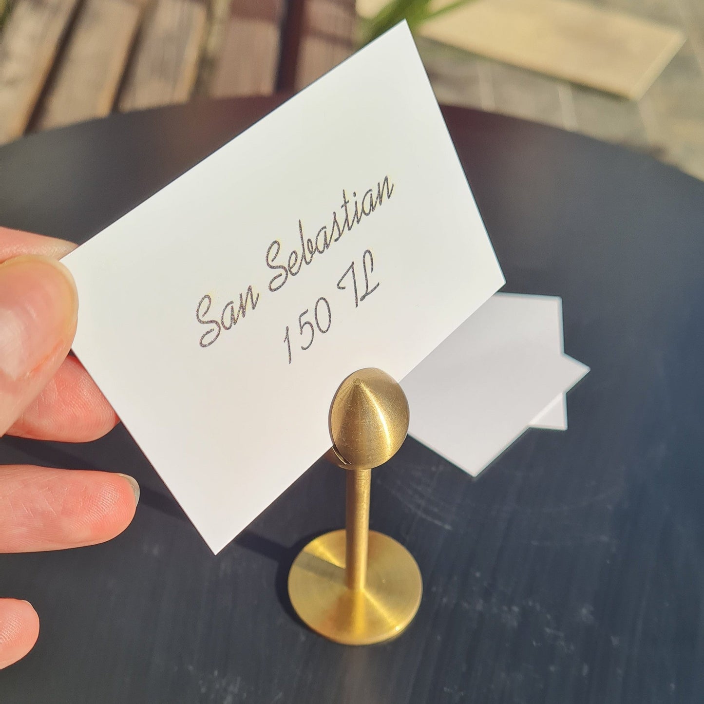 Gerçek pirinçten üretilmiş ayaklı kart tutucu büfede ürün isimliği olarak kullanılıyor.