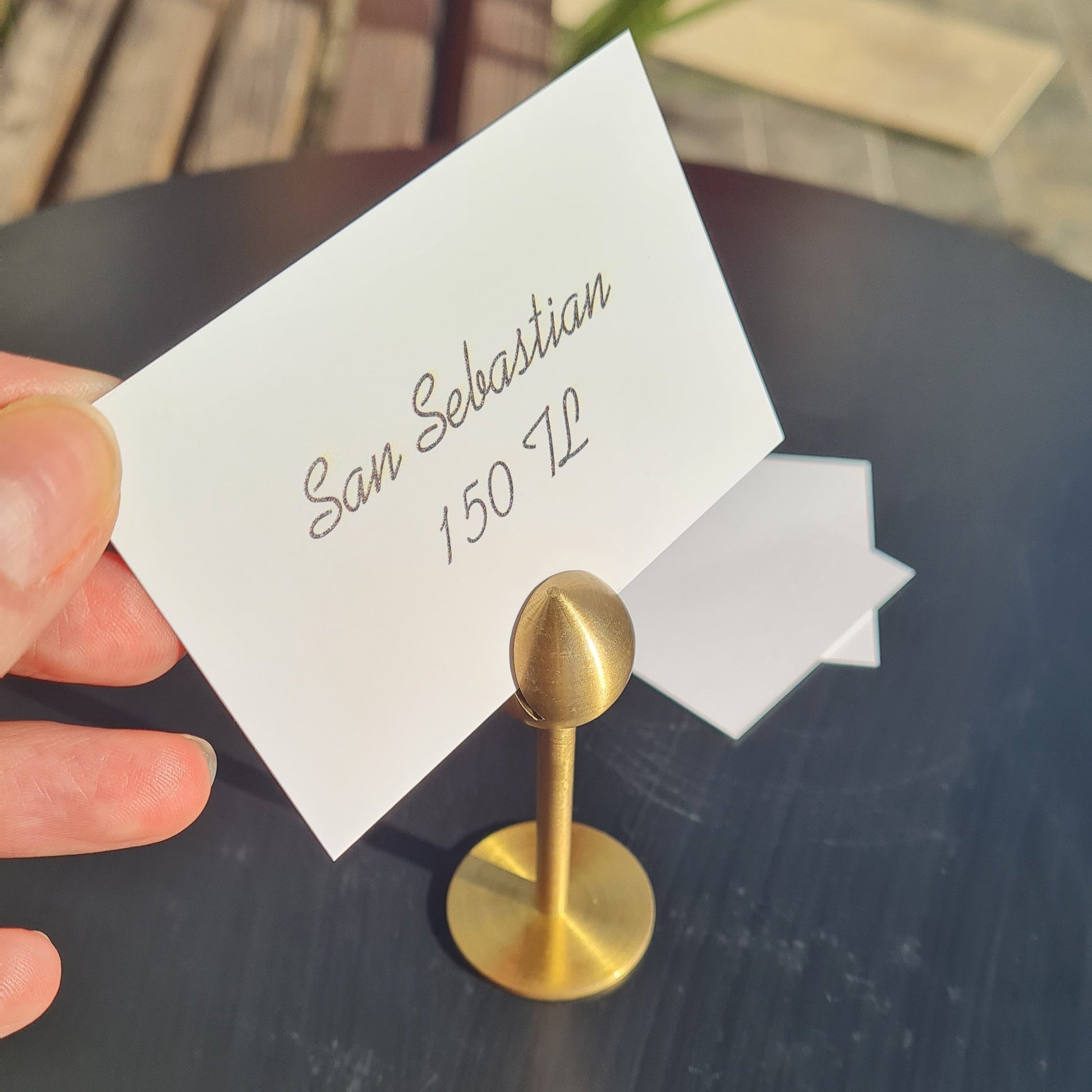 Gerçek pirinçten üretilmiş ayaklı kart tutucu büfede ürün isimliği olarak kullanılıyor.