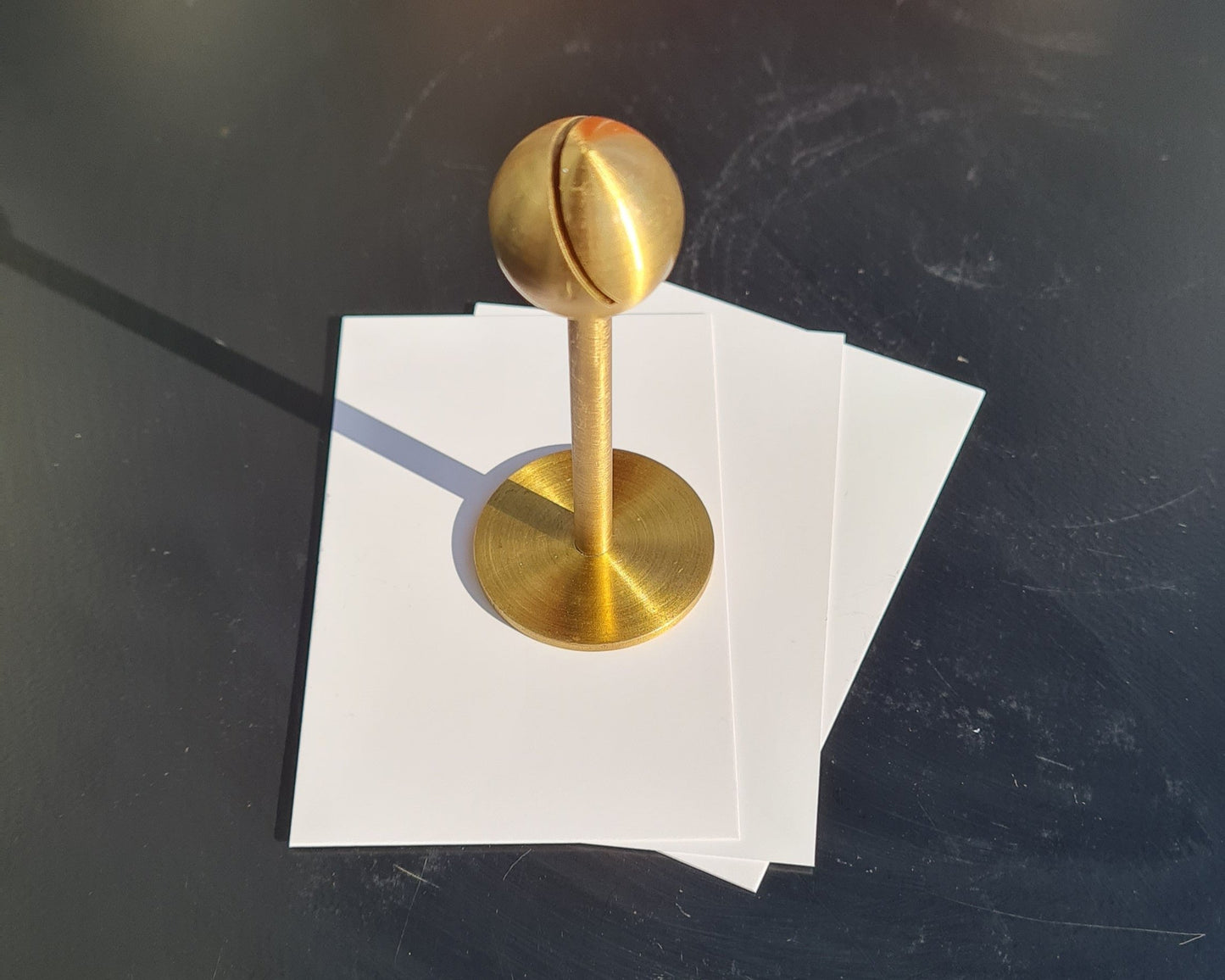 Gerçek pirinç malzemeden üretilmiş masaüstü kart tutucu, şık ve sağlam tasarımıyla dikkat çeker.