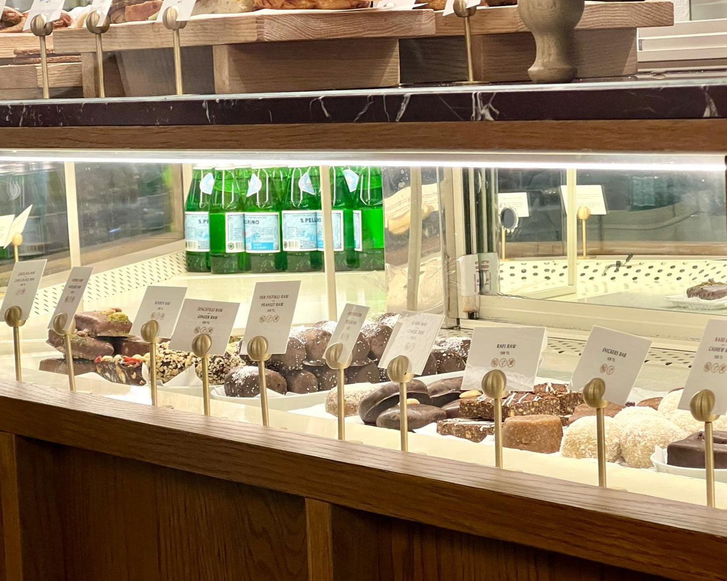 Gerçek pirinçten üretilmiş kartlık büfe üstünde kullanım anında.