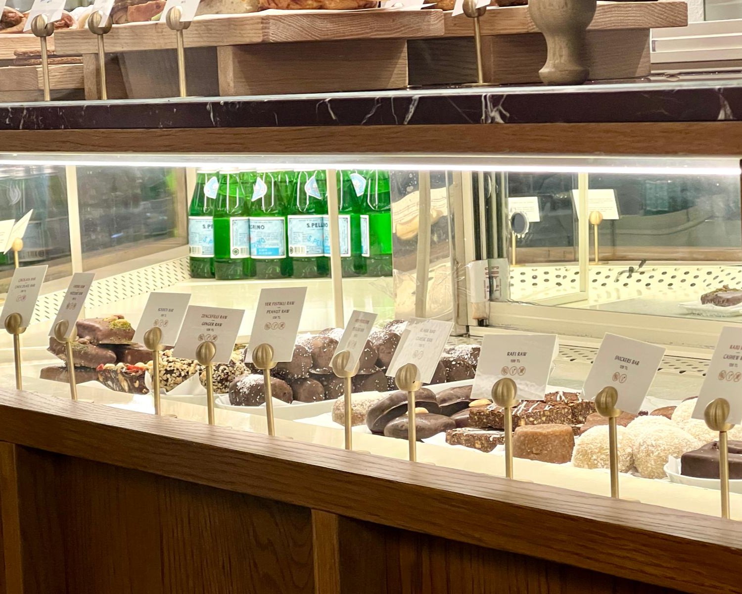 Gerçek pirinçten üretilmiş kartlık büfe üstünde kullanım anında.